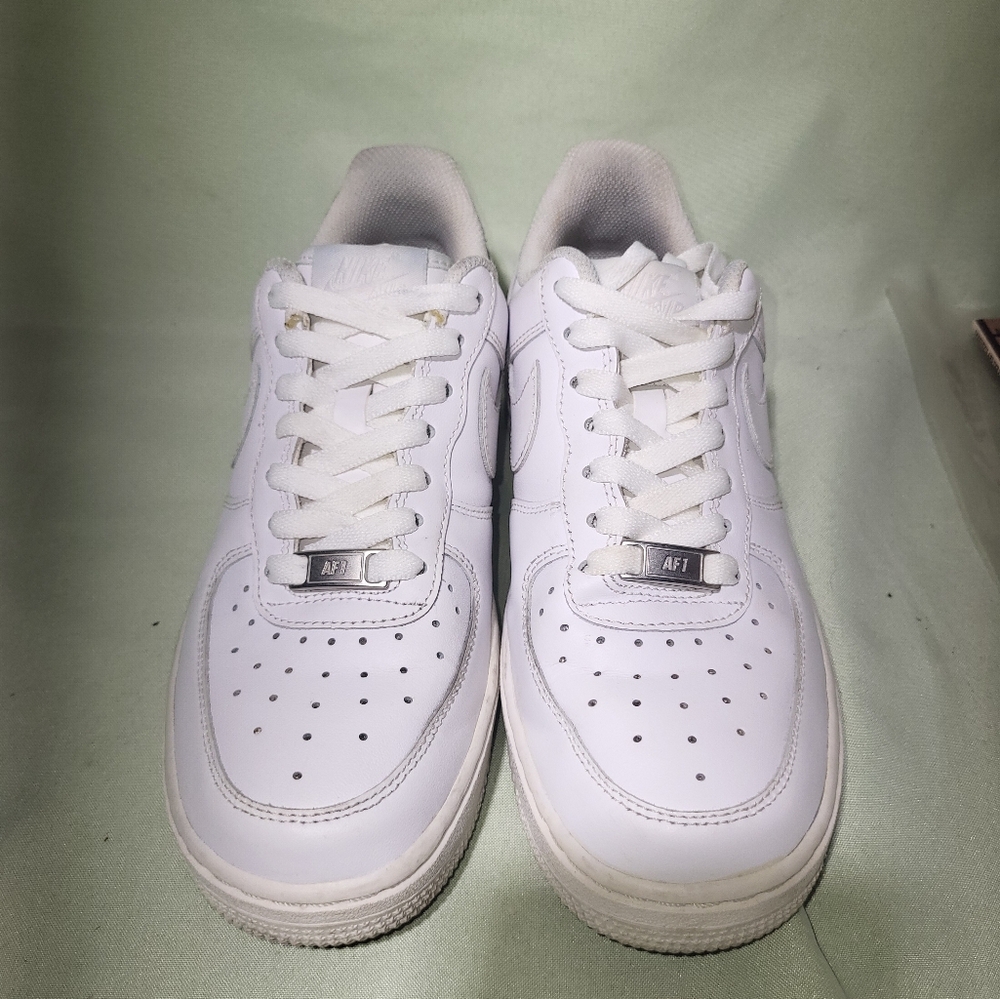 NIKE AIr Forse 1 size 6